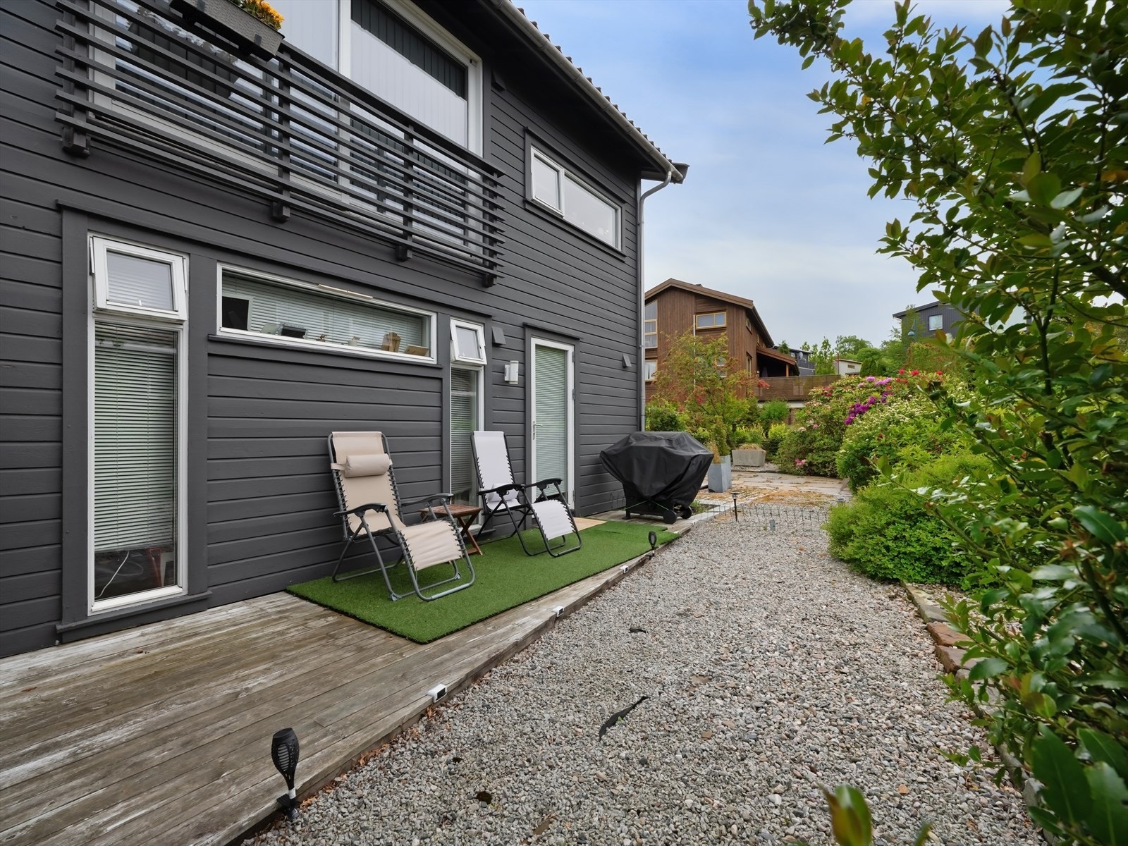 Utleiedelen disponerer i dag en skjermet terrasse. Galleribilde