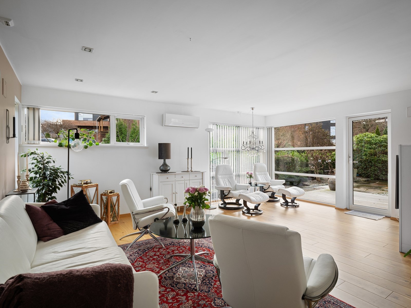 Varmepumpe for jevn temp. En romslig hovedstue med smart vindusbruk for både veggplass til møblering og mye naturlig lys og utsyn. Galleribilde