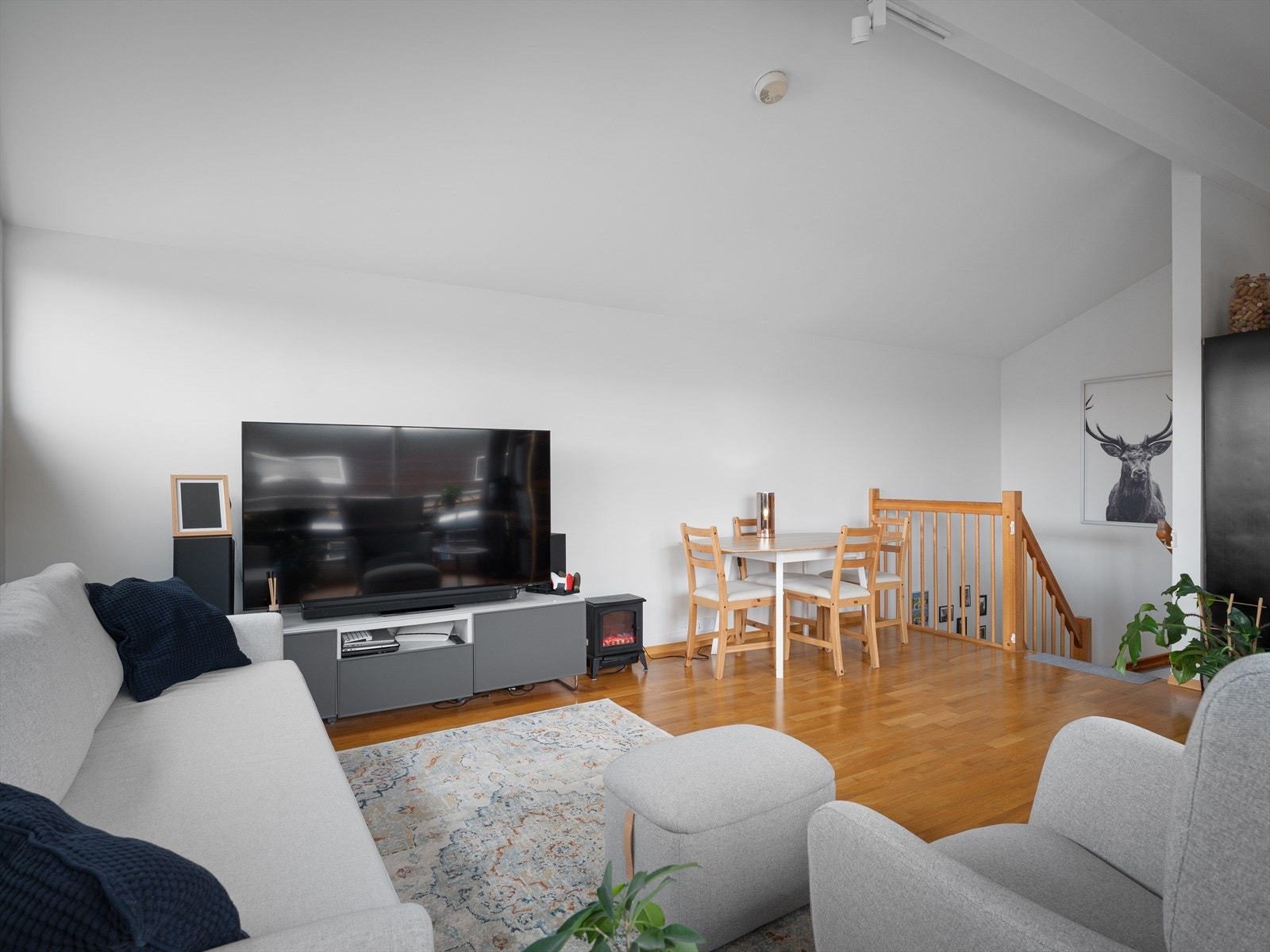 Utleiehuset: Stue med åpen kjøkkenløsning. Mye naturlig lys og god plass til både dagligstue og spisestue. Enkelt å leie ut om du vil bo billig. Galleribilde