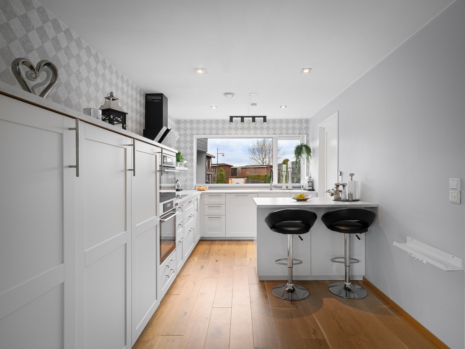 Tilbaketrukket kjøkken med fin flyt til både stue og ut bi-inngang. Masse skapplass. Sosial løsning med barstoler ved øy for en kaffe eller litt PC'arbeid. Galleribilde