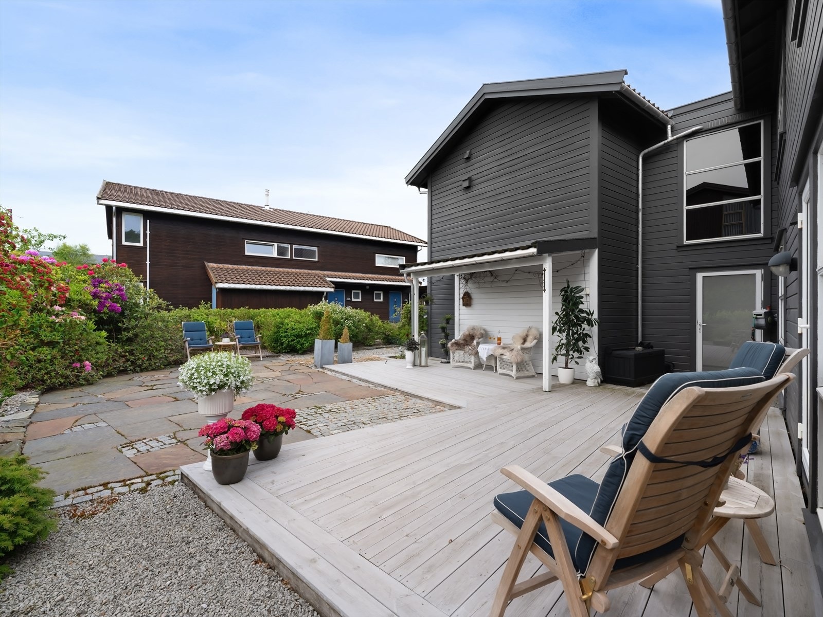 Solrikt. Lettstelte uterom med utstrakt bruk av stein i form av skifer, brostein og dansk elvestein. Gjennomtenkt beplantning skjermer og skaper en egen atmosfære for høy bokvalitet og trivsel. Galleribilde