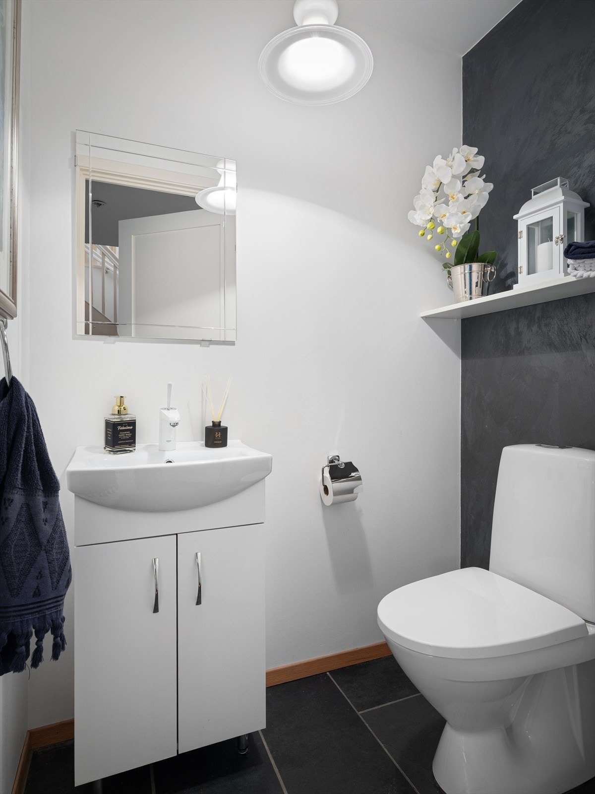 Praktisk gjestetoalett inn fra gangen og trukket tilbake fra oppholdsrom. Galleribilde