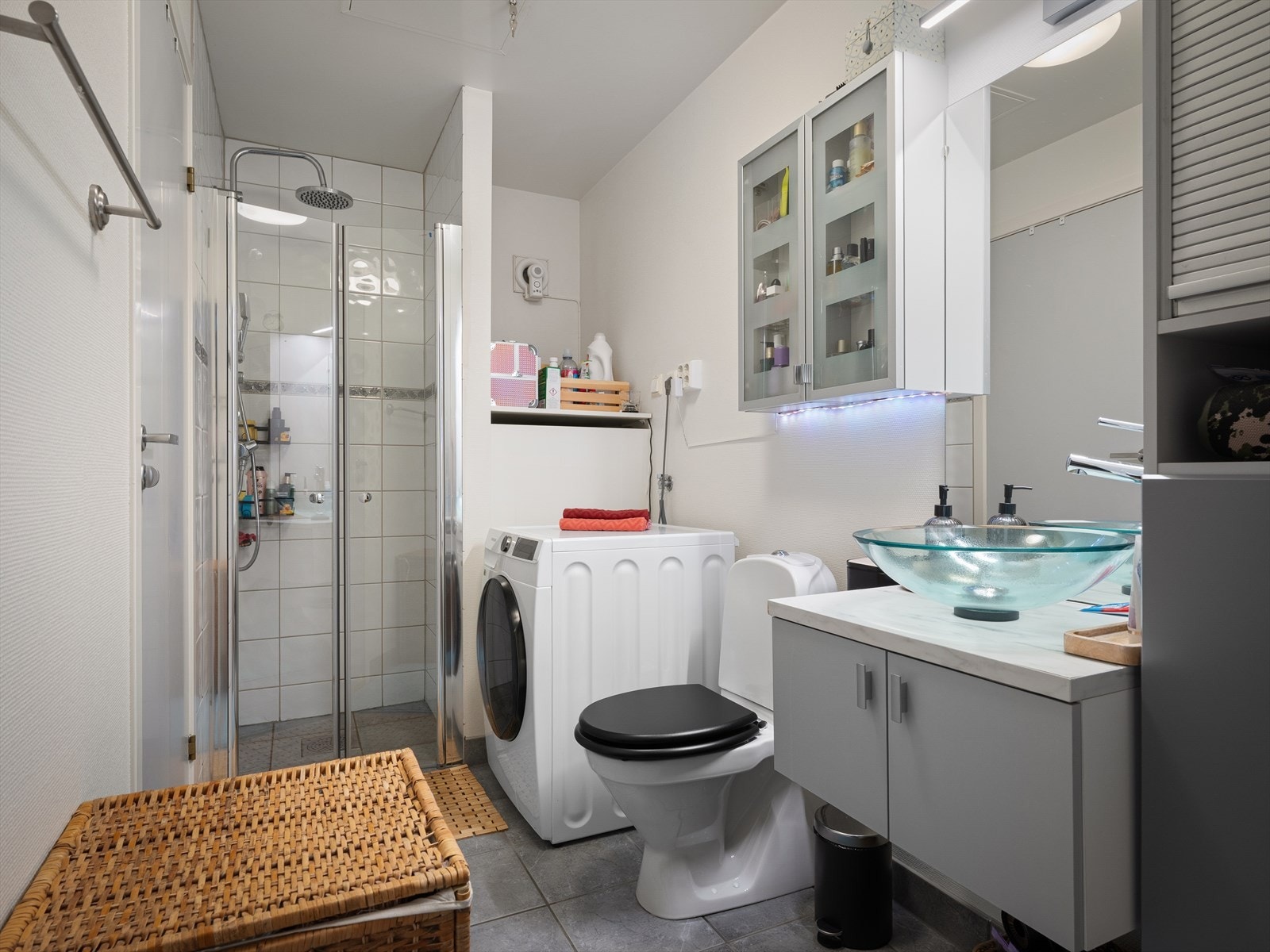 Utleiehuset: Praktisk utført baderom med vaskemaskin. Galleribilde