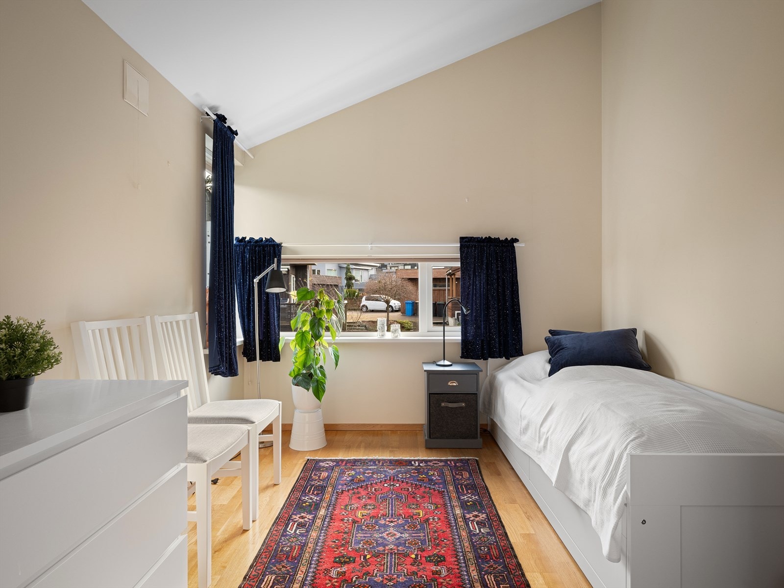 Soverommene er av en slik størrelse at du kan ha gamingpult og mer i tillegg til seng. Barna kan ha en venn på besøk. Ekstra takhøyde. Galleribilde