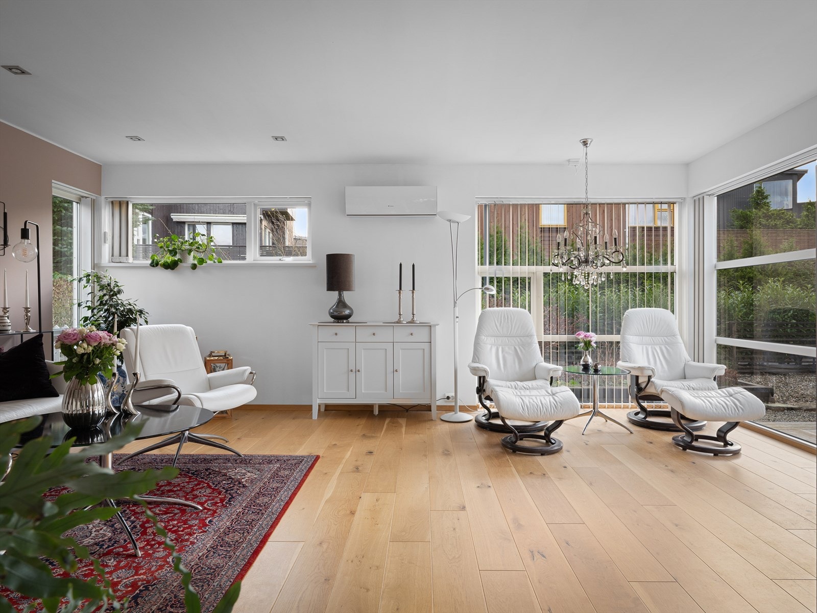 Delikat 1-stavs kvalitetsgulv. Lun kontrastvegg. Lyst og luftig. Varmepumpe for jevn temp. Galleribilde