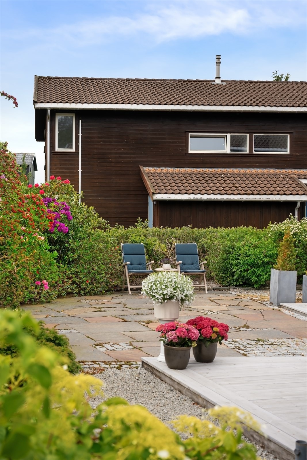 Bær og frukt, busker og trær. En herlig atmosfære med gjennomtenkt beplantning og pene kontraster i materialer. Galleribilde