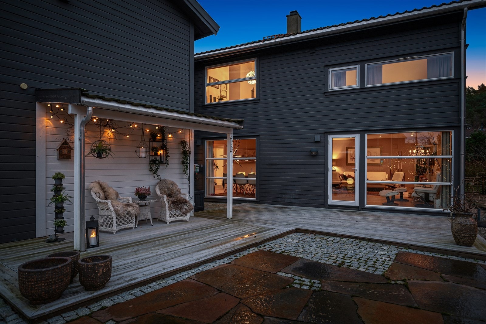 Innbyr til sene kvelder i lystig lag. Galleribilde