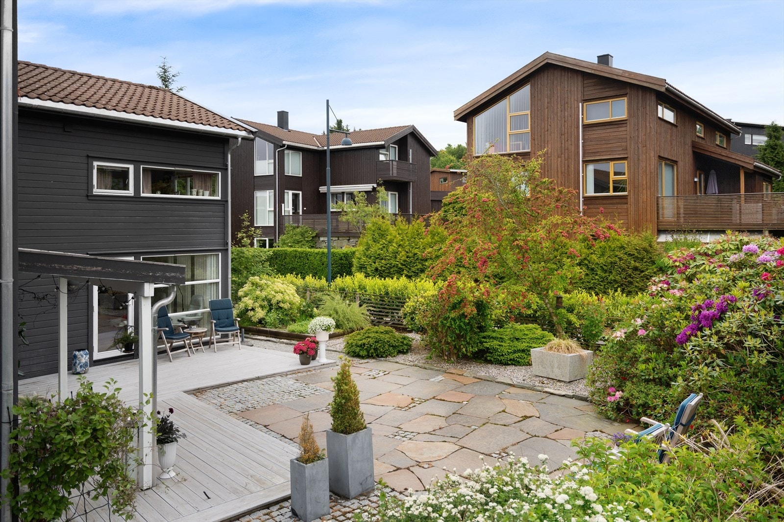 Gangsti på oppsiden skaper mer luft og avstand. Bær og frukt, busker og trær. En herlig atmosfære med gjennomtenkt beplantning og pene kontraster i materialer. Ny hekk plantet langs hele gangveien for 2 år siden. Galleribilde