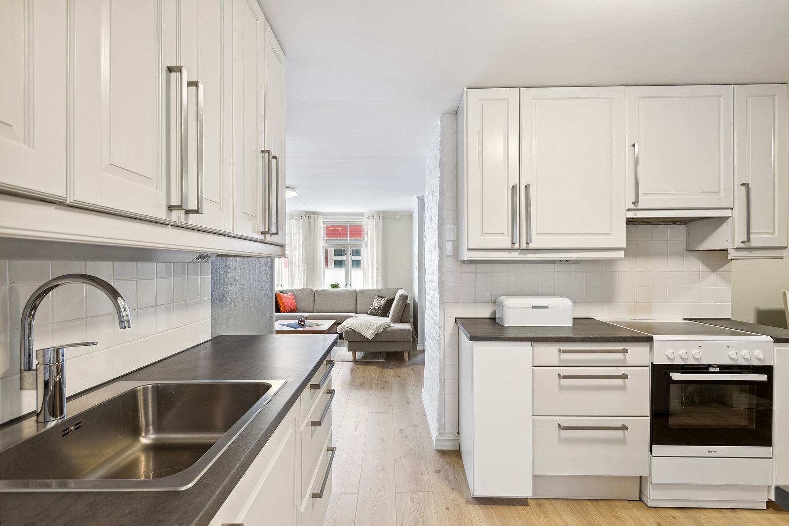 Lekkert kjøkken som har godt med skap -og benkeplass. Hvitevarer medfølger utleien. Galleribilde