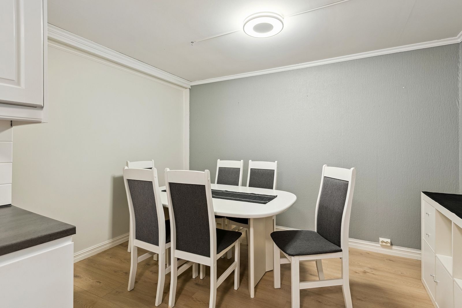 Kjøkkenets størrelse gir plass til egen spisestue, som er skjermet fra stuen. Galleribilde