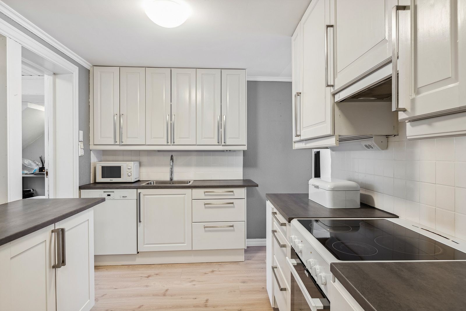 Kjøkkenet ligger fint til mellom spisestue og stue. Galleribilde