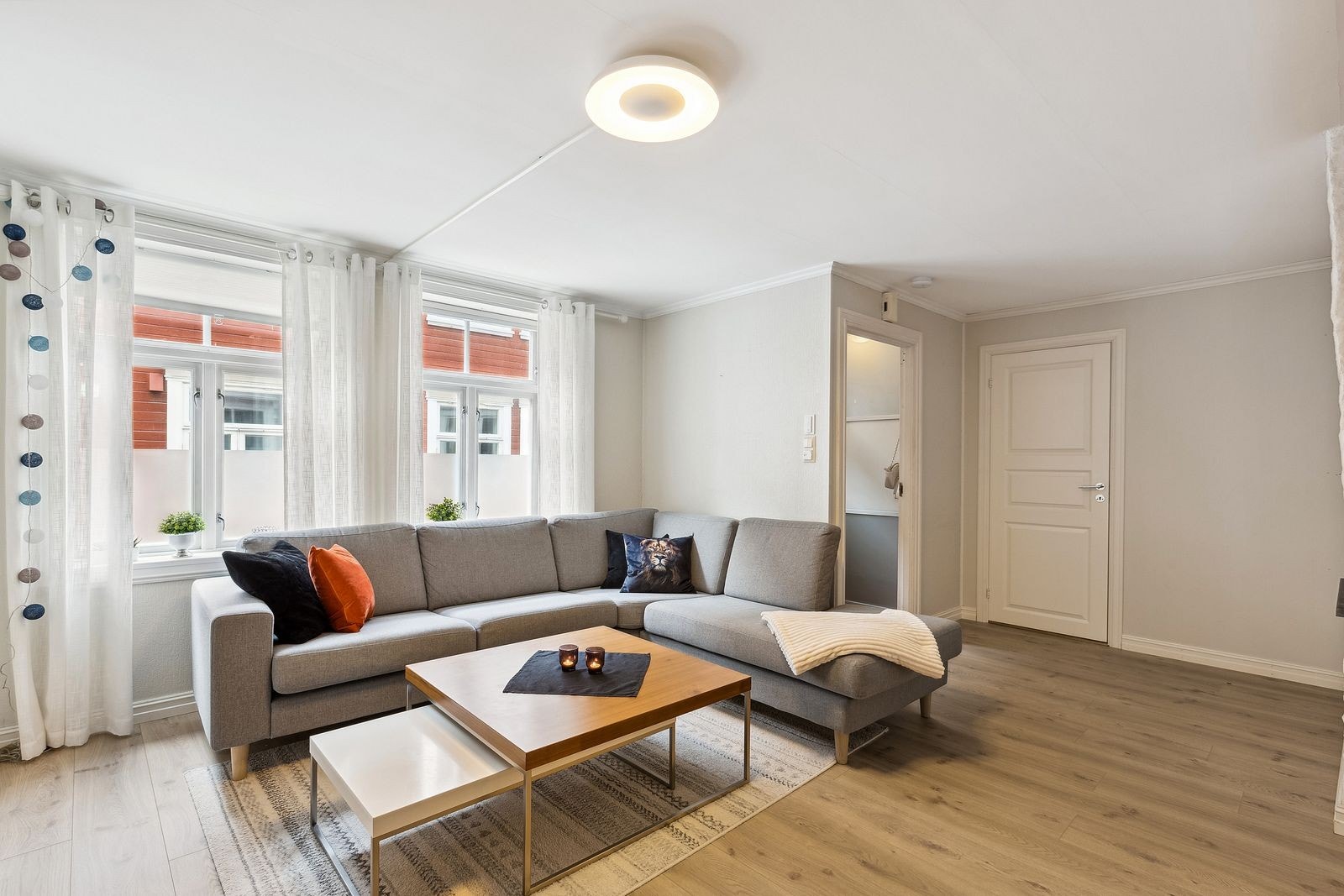 Lys og romslig stue med inngang til soverom og kjøkken. Store vinduer som gir vakkert lysinnslipp Galleribilde