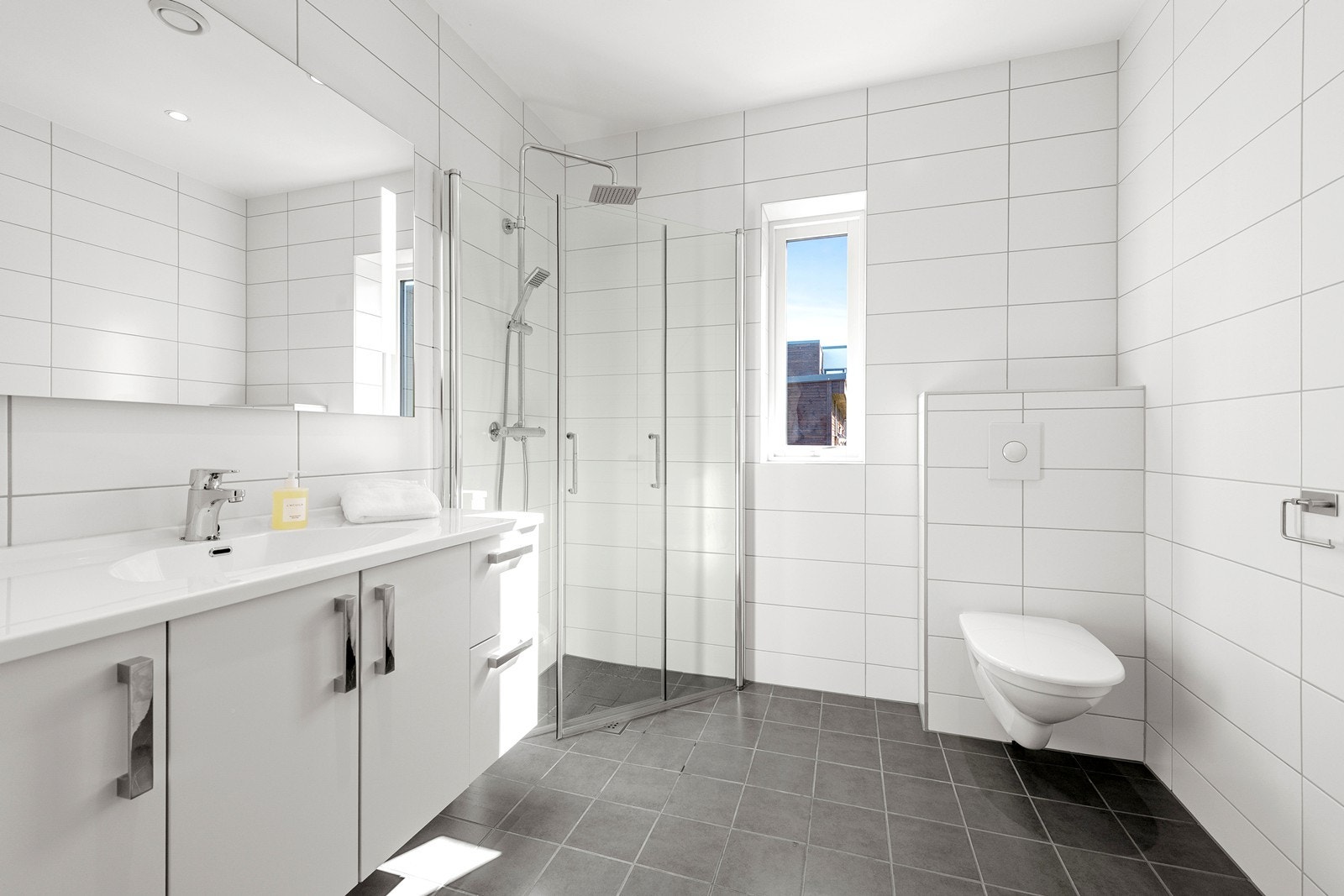 Baderom med praktisk dusjhjørne Galleribilde