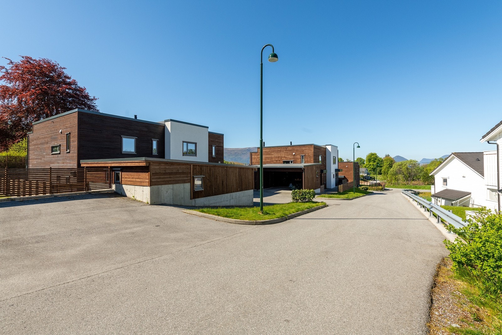 Adkomst inn mot nabolaget og gjesteparkering Galleribilde