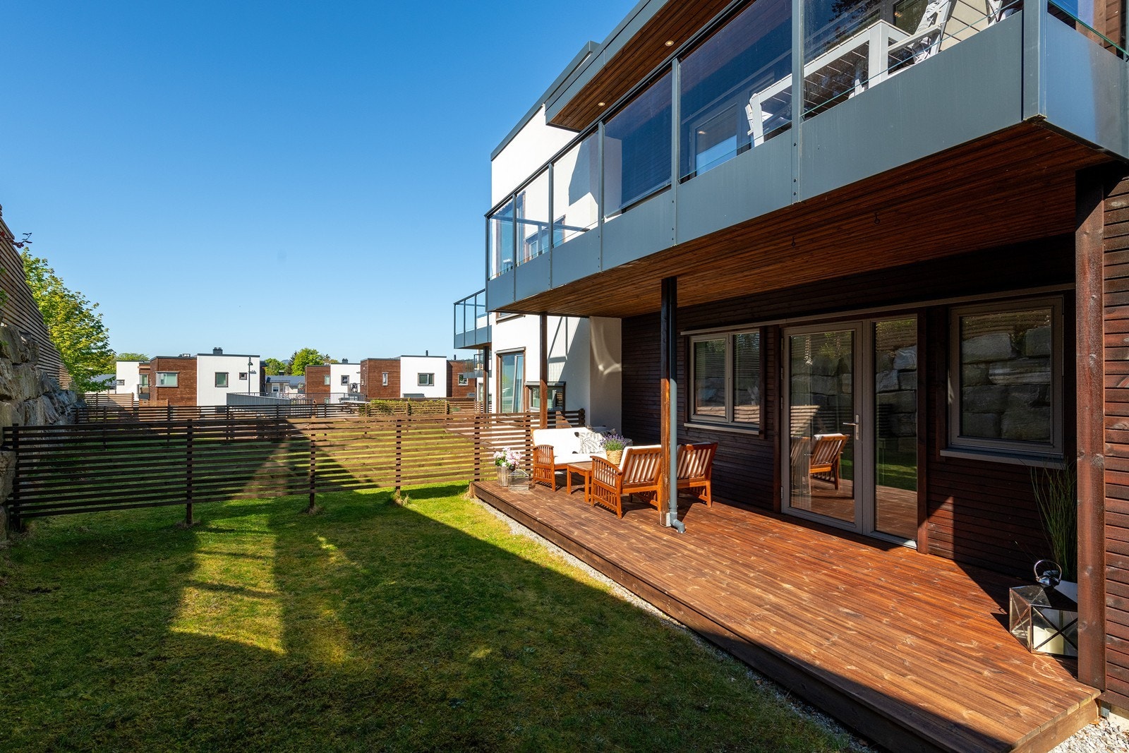 Markterrasse med gressplen i forkant. Ganske skjermet fra naboene Galleribilde