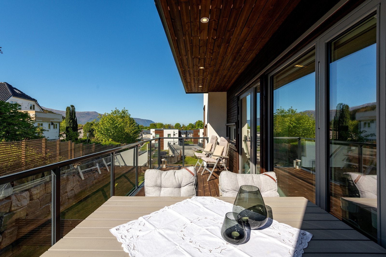 Terrasse i 2. etasje med flott utsikt og spotbelysning - Utgang fra stue Galleribilde