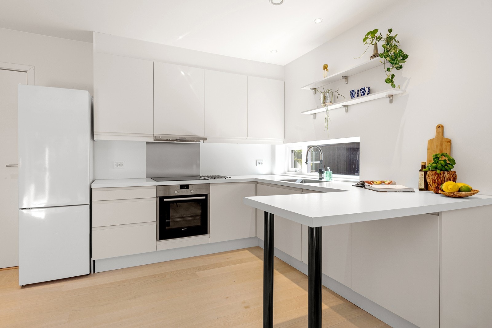 Klassisk pg tidløst kjøkken med integrert stekeovn, platetopp og oppvaskmaskin - Legg merke til kjøkkenkranen med spylefunskjon Galleribilde