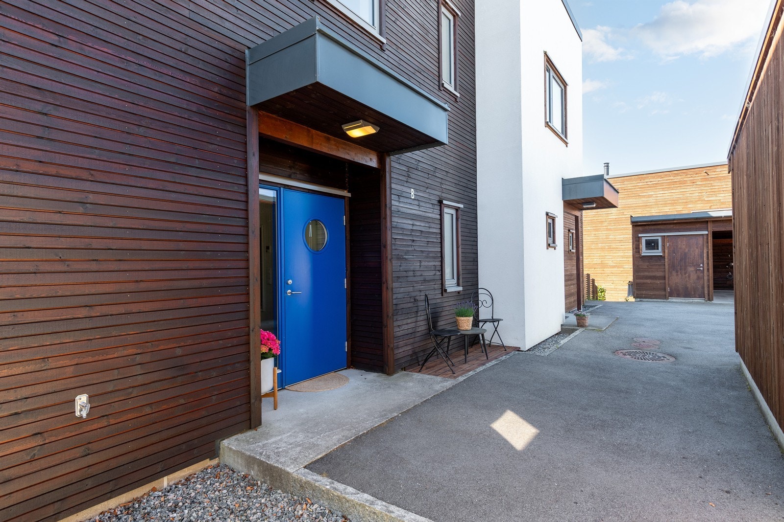 Overbygd inngangsparti. Asfaltert og lettstelt Galleribilde