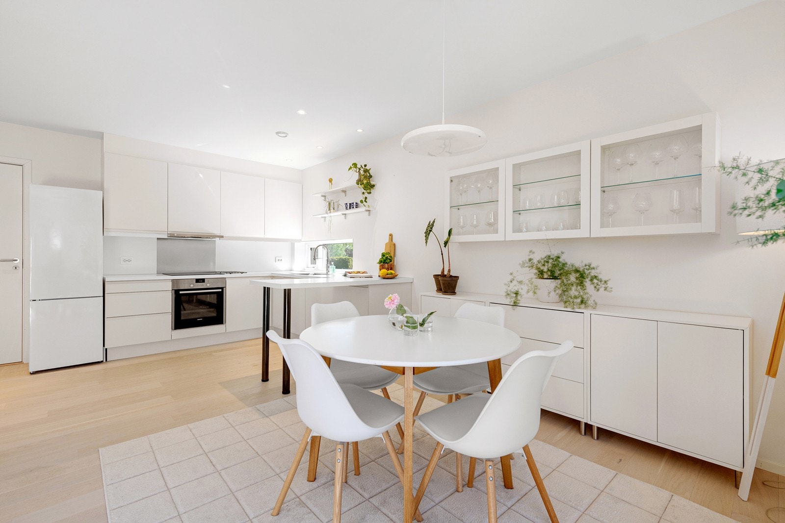 Spisestuedel mot kjøkken Galleribilde