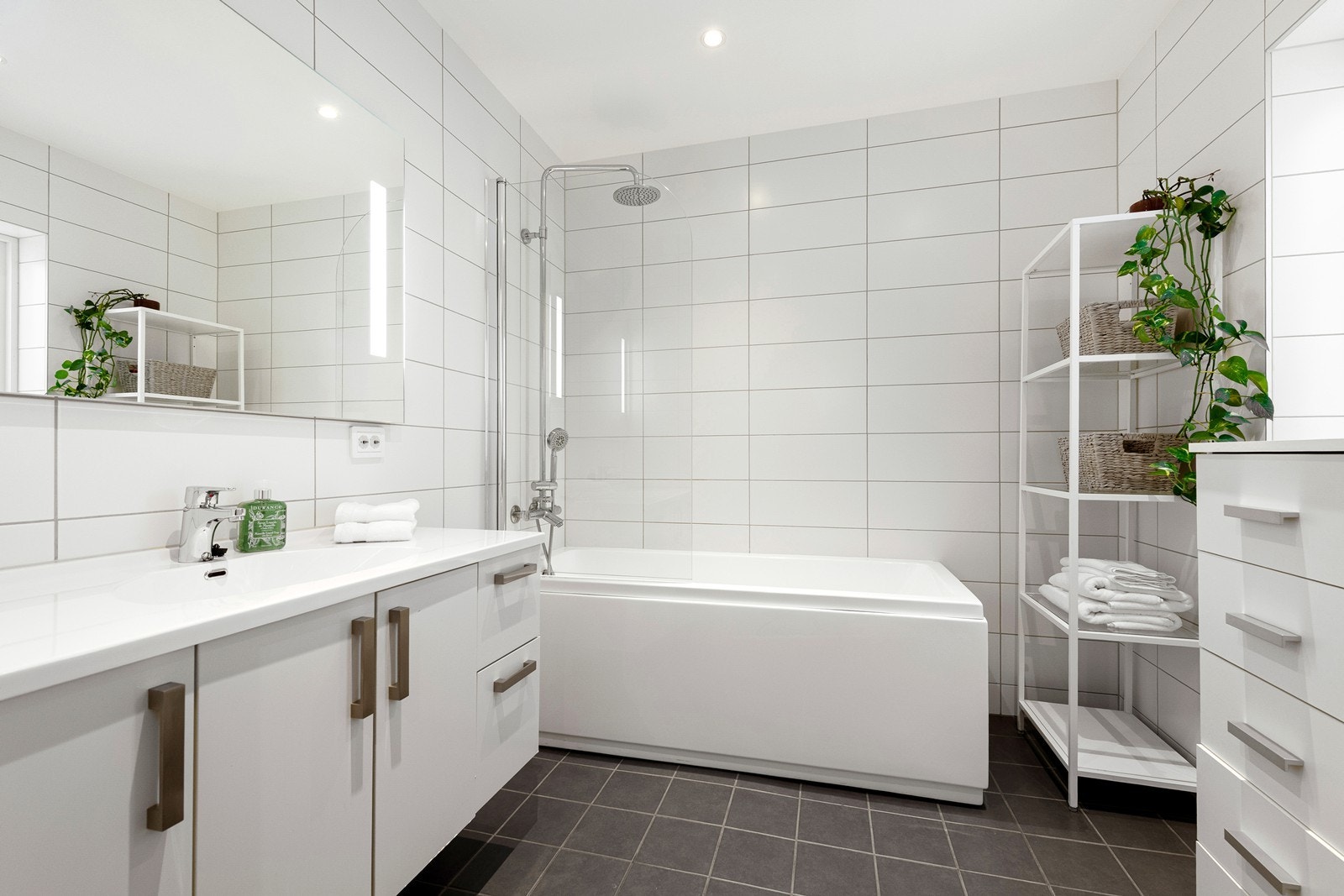 Baderom med dusj og badekar Galleribilde