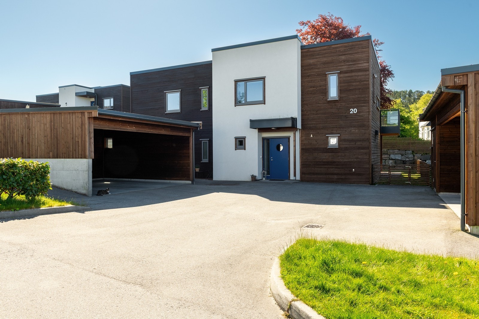 Adkomst til eiendommen med parkeringsplass i carport Galleribilde