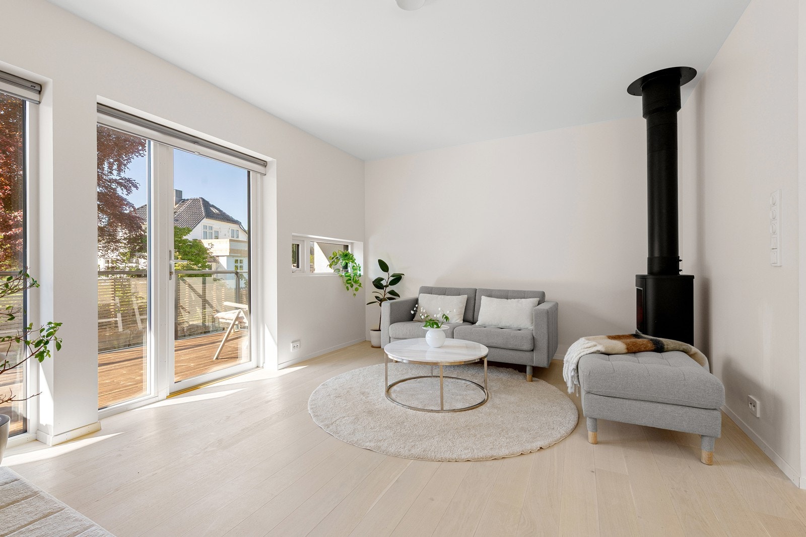 Salongdel på stuen med vedfyrt peis Galleribilde