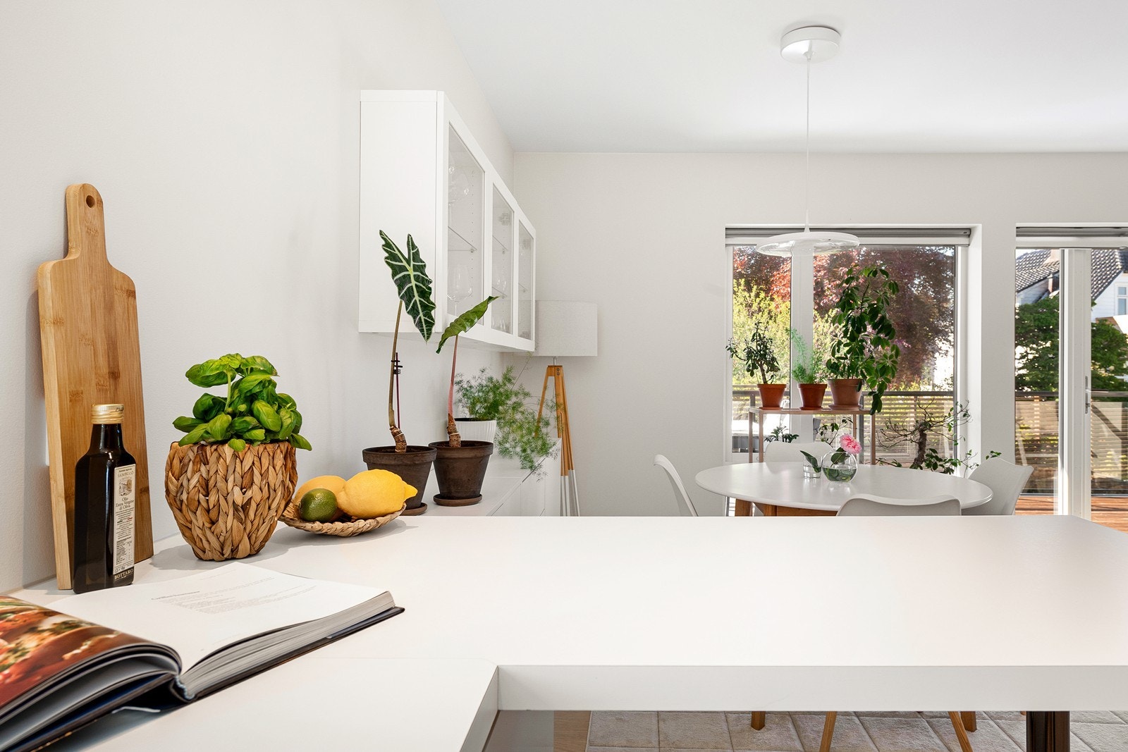 Praktisk forlenging/kjøkkenøy - Ideellt for anretning, servering eller en kjapp frokost Galleribilde