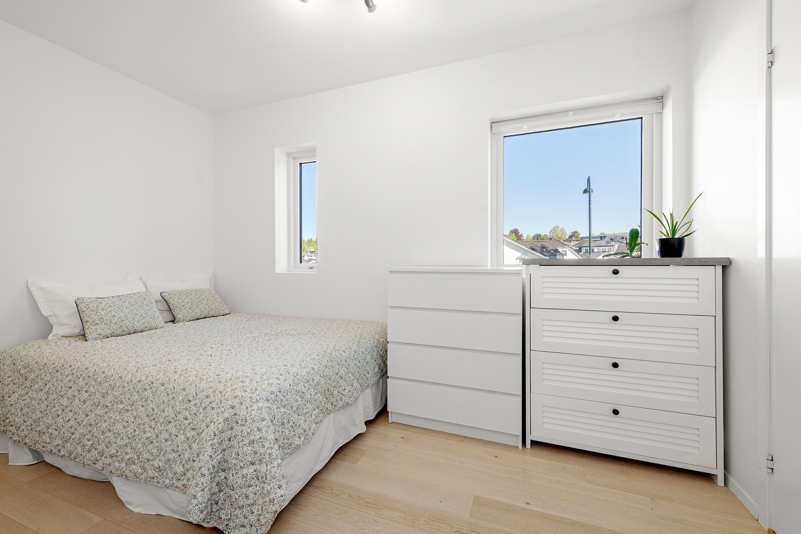 Soverom som kan benyttes som kontor eller gjesterom Galleribilde