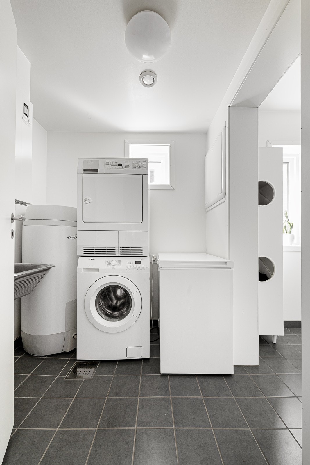 Funksjonelt og praktisk vaskerom Galleribilde