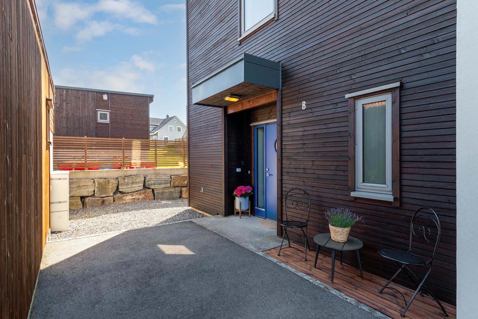 Eiendommen fremstår som moderne og velholdt - Overbygd og belyst inngangsparti Galleribilde