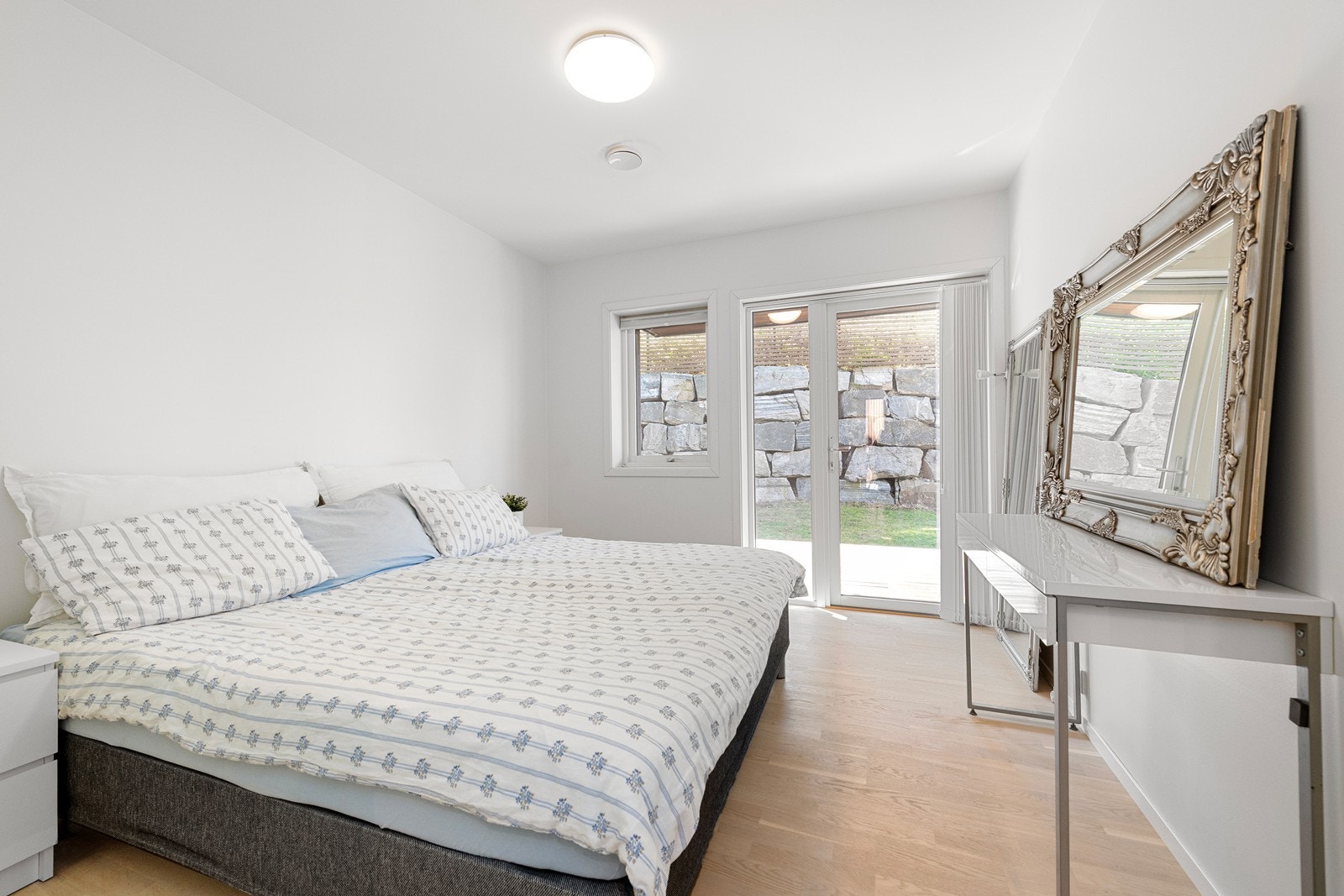 Hovedsoverom i 1. etasje med utgang til markterrasse og hage Galleribilde