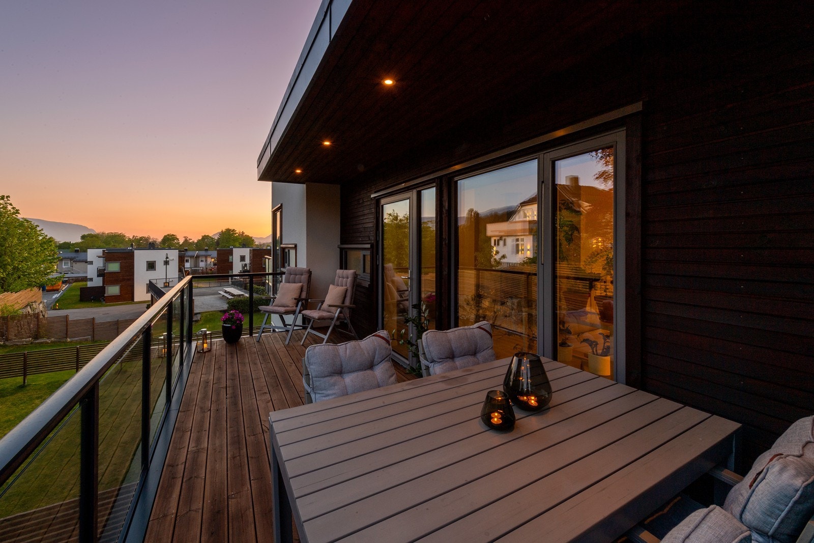 Med vestvendt utsikt, byr sommerhalvåret på mange slike kvelder Galleribilde