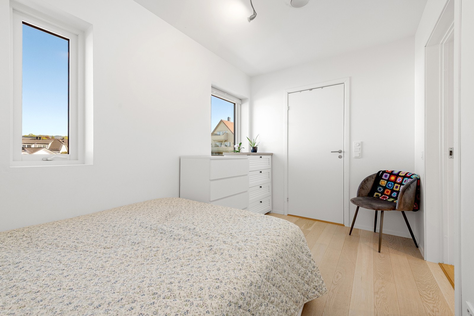 Soverom/kontor med dør til baderom Galleribilde