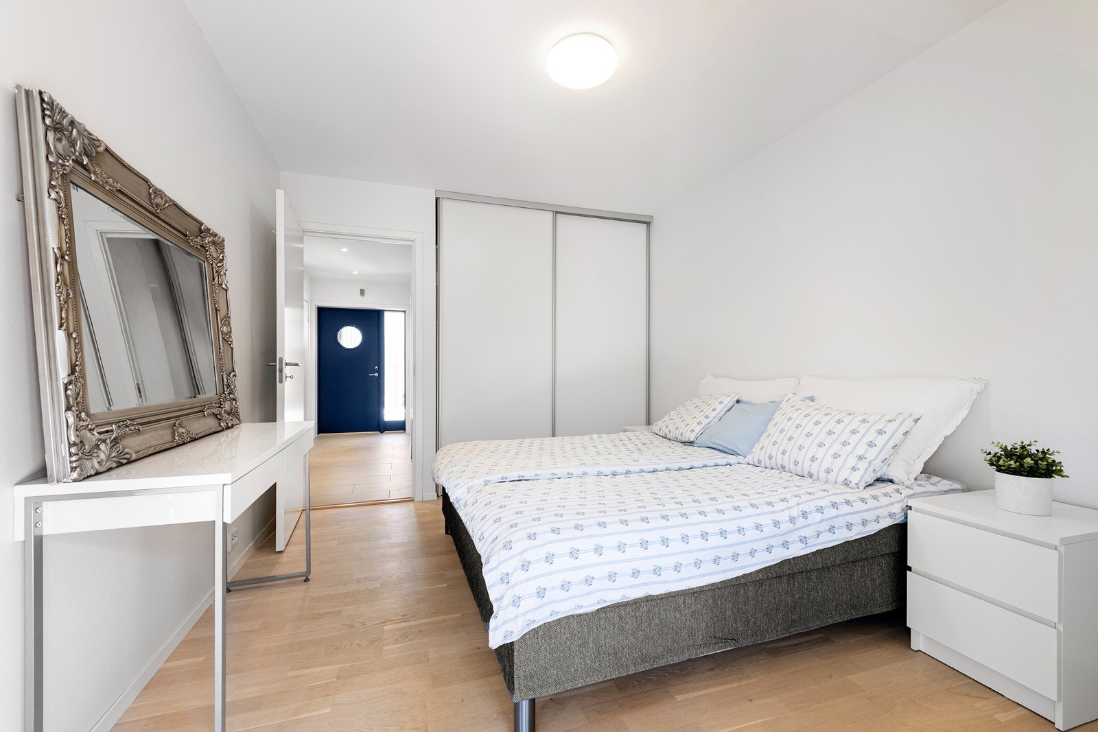 Skyvedørsgarderobe på hovedsoverom Galleribilde