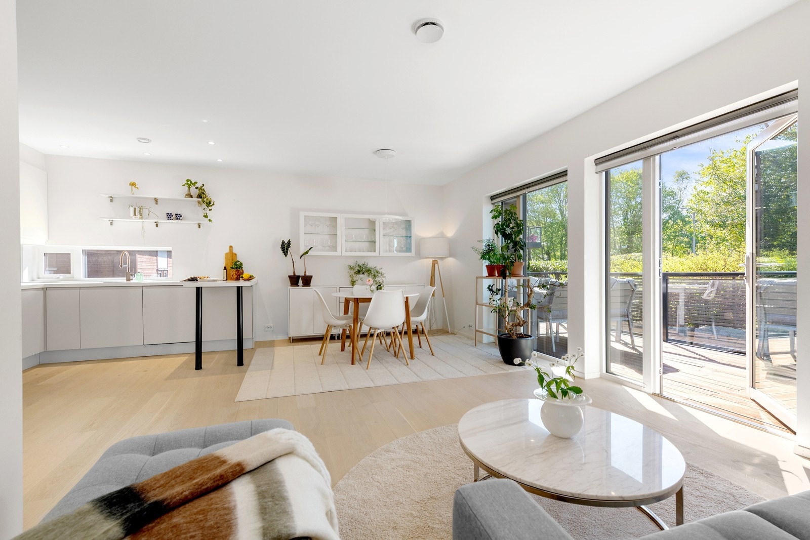 Fra stuen er det åpen løsning til et klassisk og tidløst kjøkken Galleribilde