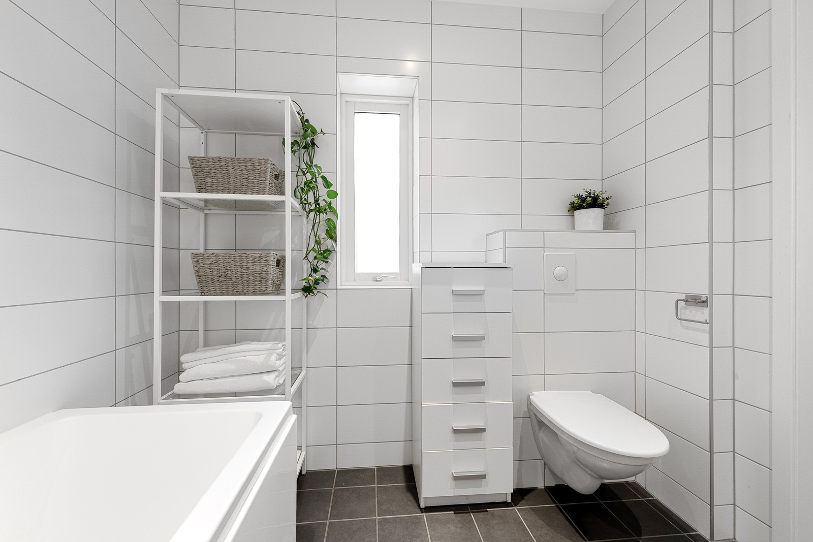 Bad med vegghengt WC Galleribilde