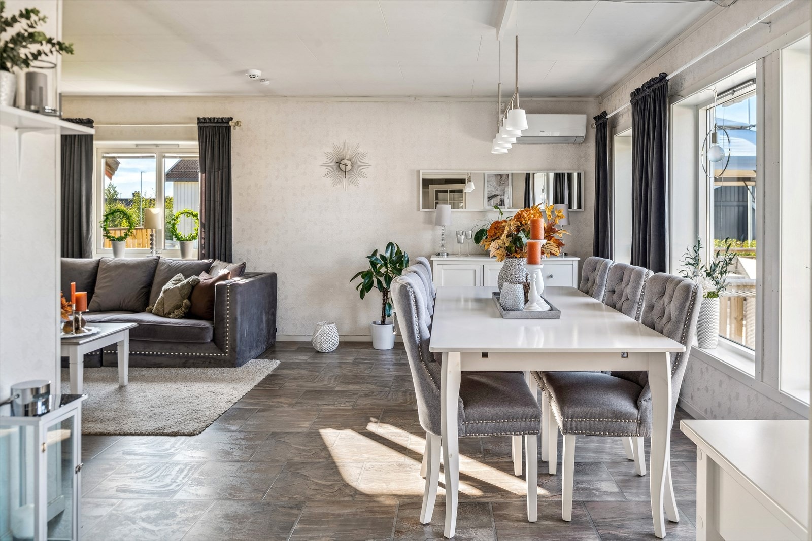 Stor, lys og innbydende hjørnestue med god standard. Galleribilde