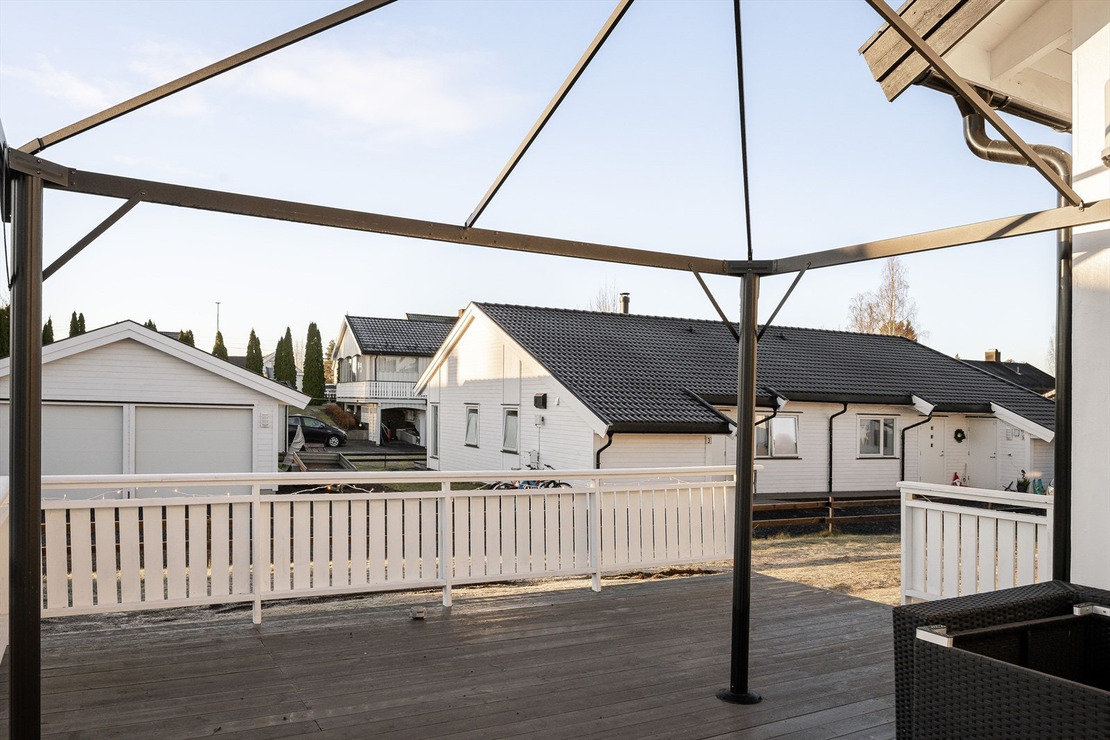 Fra stuen er det utgang til en stor og solrik terrasse på ca. 26 kvm. Terrassen var ny i 2021 og vender mot både syd og vest, noe som gir gode solforhold. Galleribilde