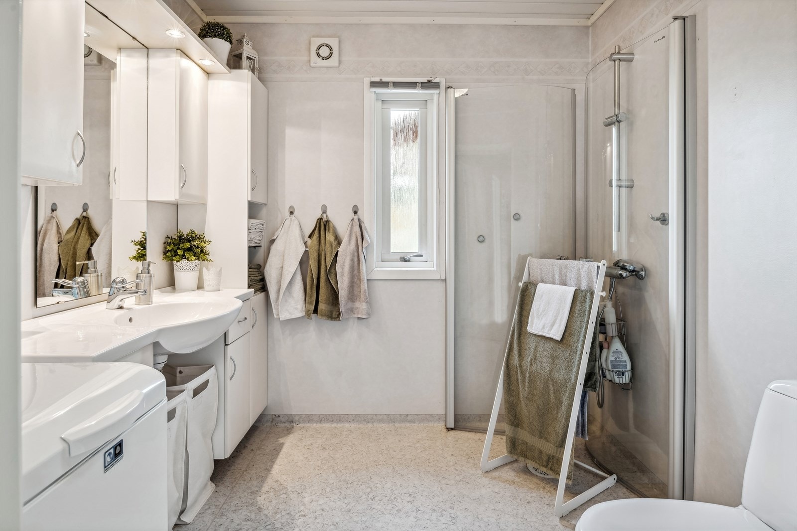 Baderommet som ble pusset opp i 2008 har våtromsbelegg på gulv, overflater med vinylbelegg, et lite vindu og elektrisk styrt vifte. Galleribilde