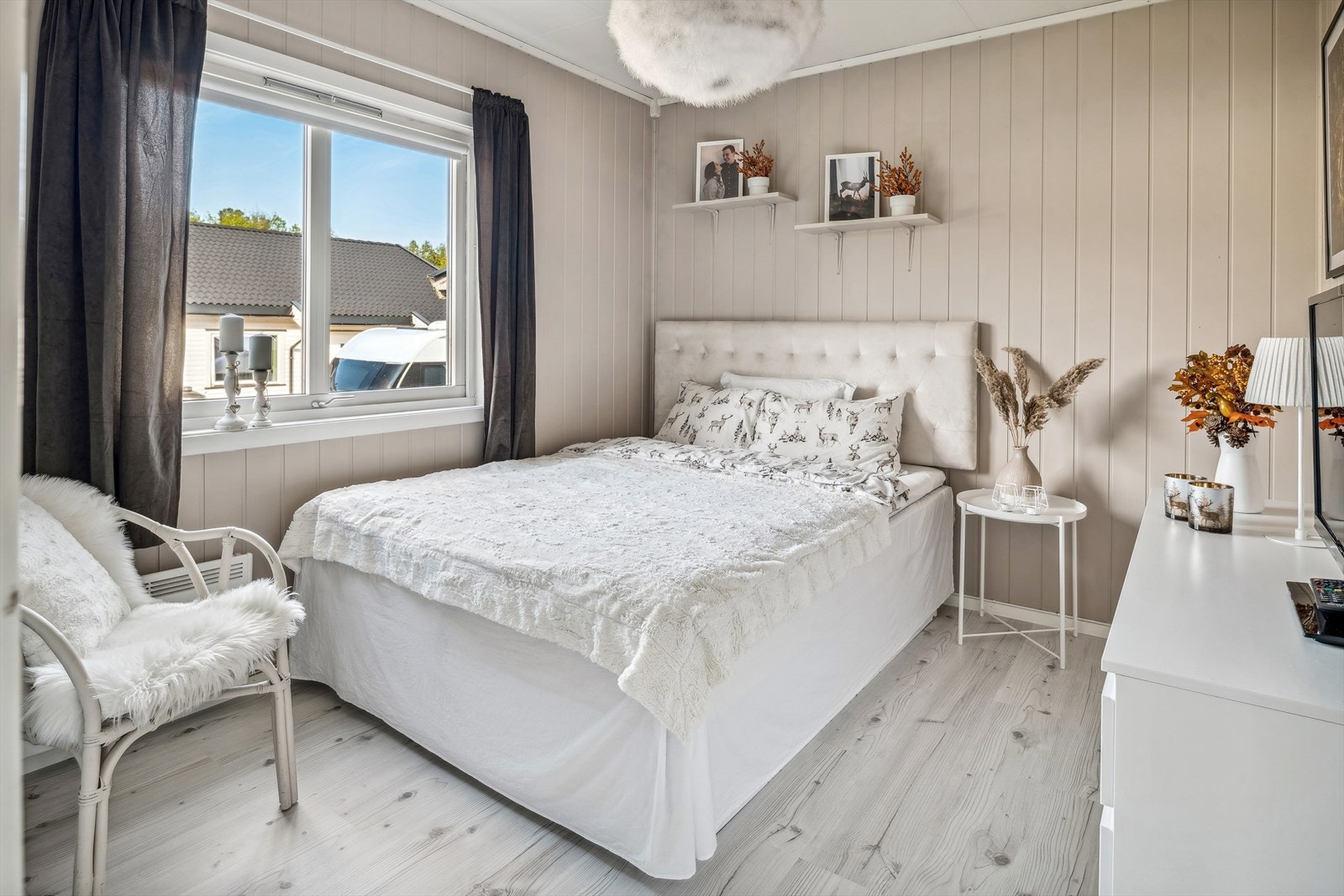 Soverom 1 er et lyst og innbydende rom av god størrelse. Det er god oppbevaringsplass i skyvedørsgarderobe. Galleribilde