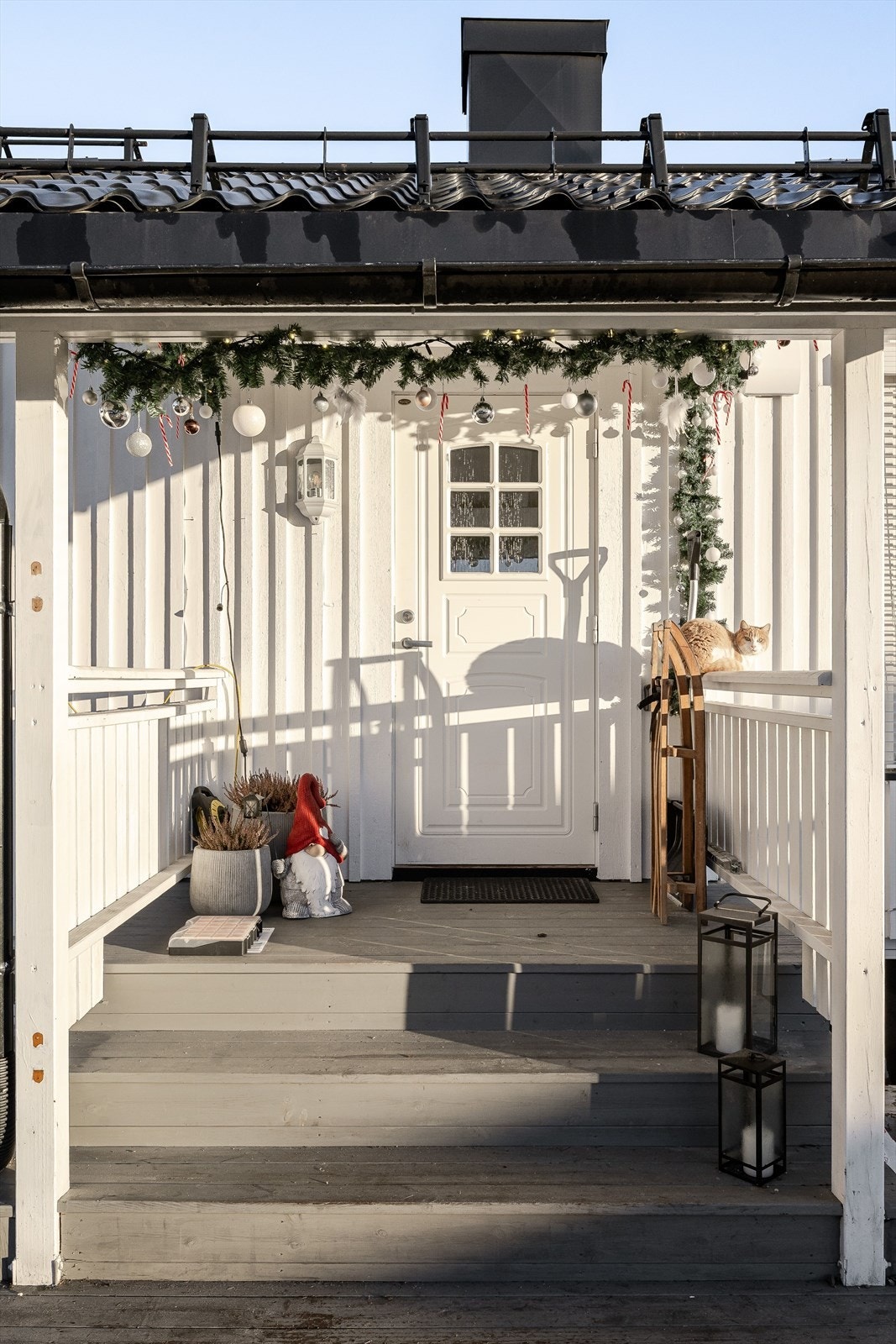 Leilighet 1 ligger i den eldre delen av boligen og har alt innhold på en flate. Utleid for kr. 10 000,-/mnd. Galleribilde