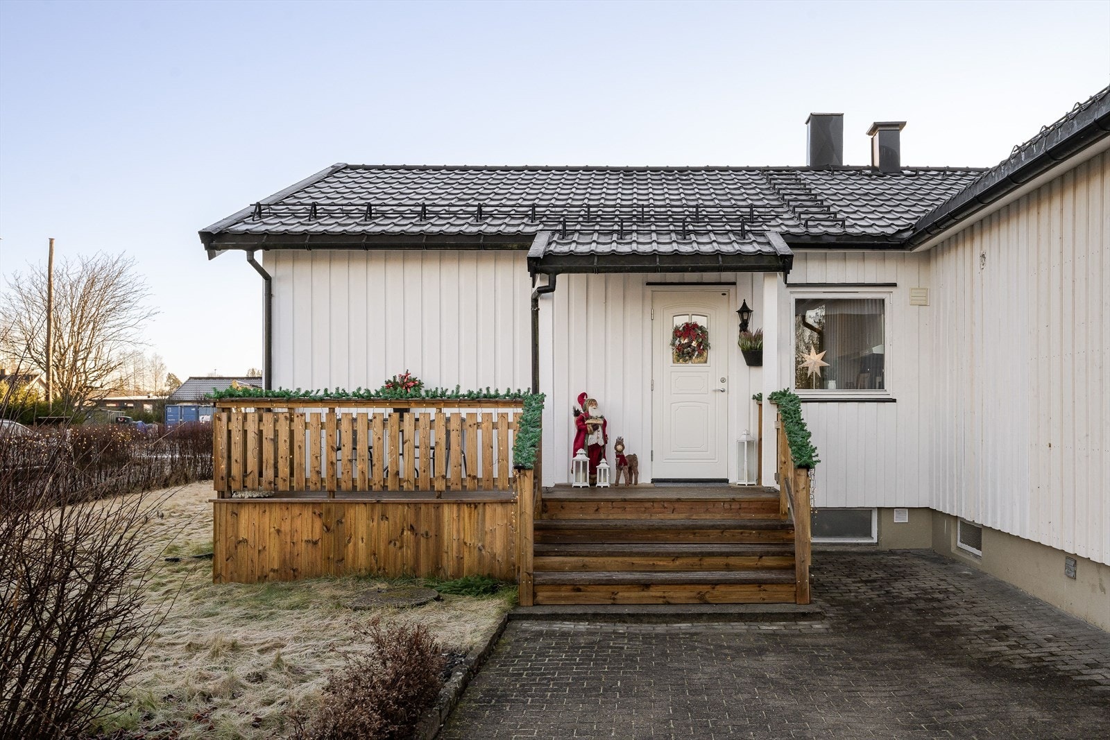 Leilighet 2 ligger i den delen av boligen som ble tilbygget i 1988 og er utleid for kr. 15 000,-/mnd. Galleribilde