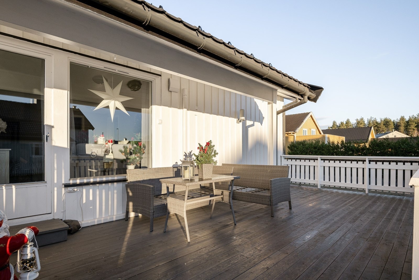 Fra stuen er det utgang til en stor og solrik terrasse på ca. 24 kvm. Terrassen var ny i 2023 og vender mot syd som sørger for gode solforhold. Galleribilde