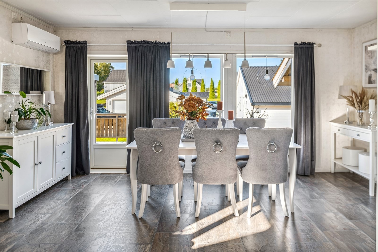 Stuen har store vindusflater mot to ulike himmelretninger som sørger for rikelig med naturlig lys. Galleribilde