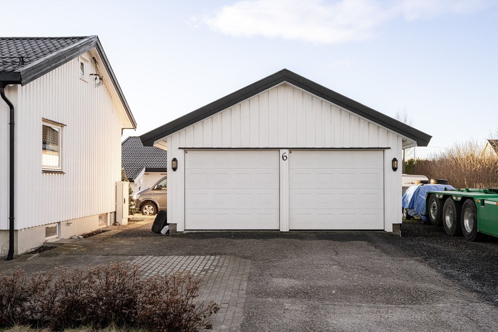 Eiendommen er også bebygd med en dobbelgarasje på 40 kvm fra 2016. Galleribilde