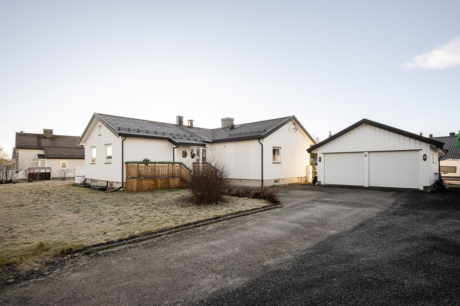 Velkommen til Vestad og Langslettvegen 6 - en stor og solrik eiendom på ca. 1,4 mål som er bebygd med en velholdt enebolig og en dobbelgarasje. Galleribilde