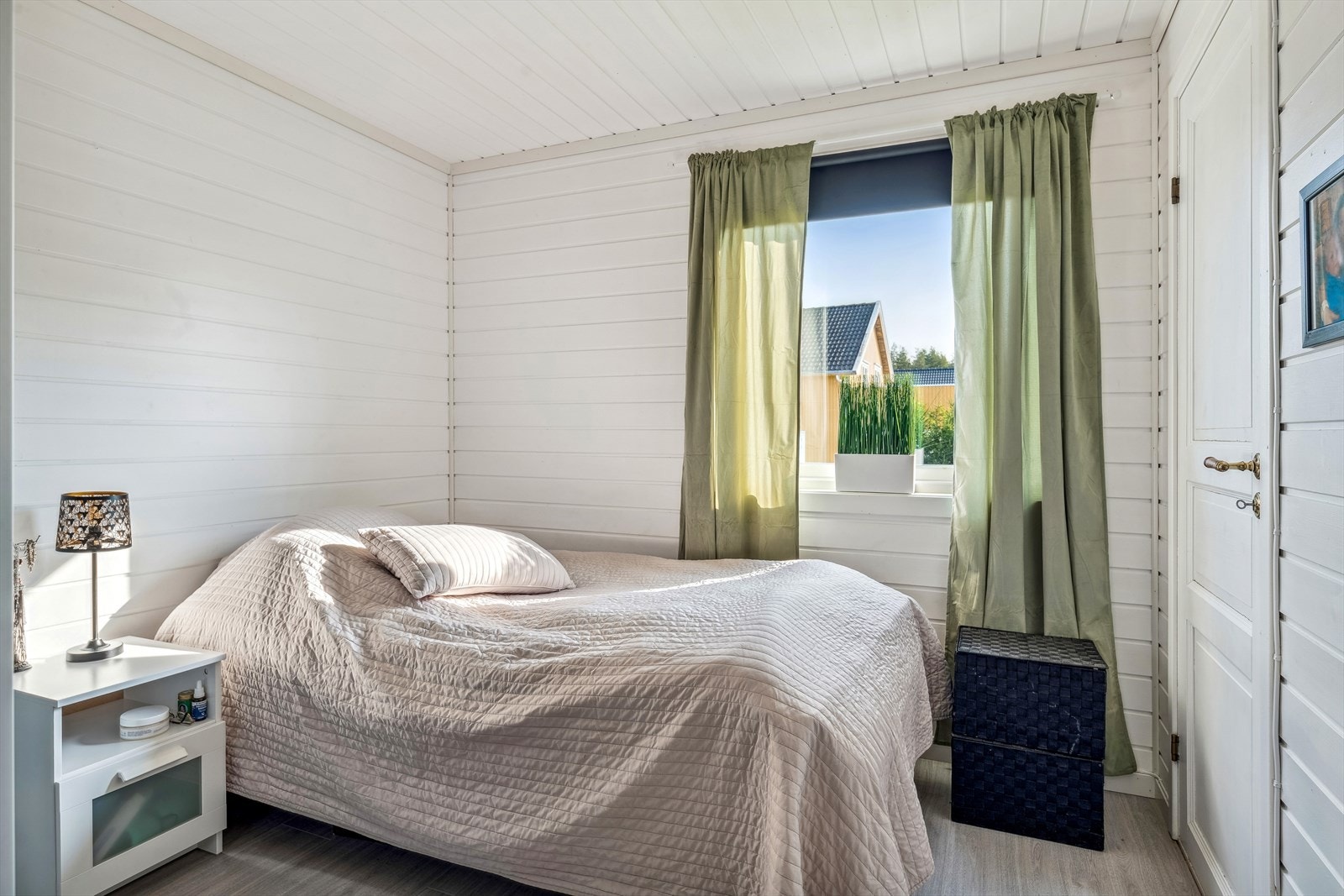 Leilighet 2 er innredet med 2 soverom. Soverom 1 er et lyst rom med plass til dobbeltseng og god oppbevaringsplass i skyvedørsgarderobe. Galleribilde