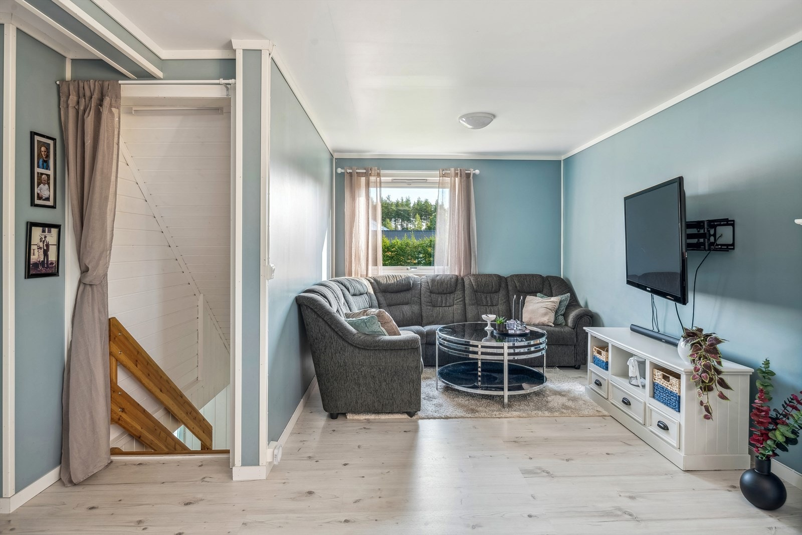 Fra soverom 1 er det adkomst til uinnredet loftsrom uten målverdig areal og fra stuen er det trapp ned til kjelleretasjen. Galleribilde