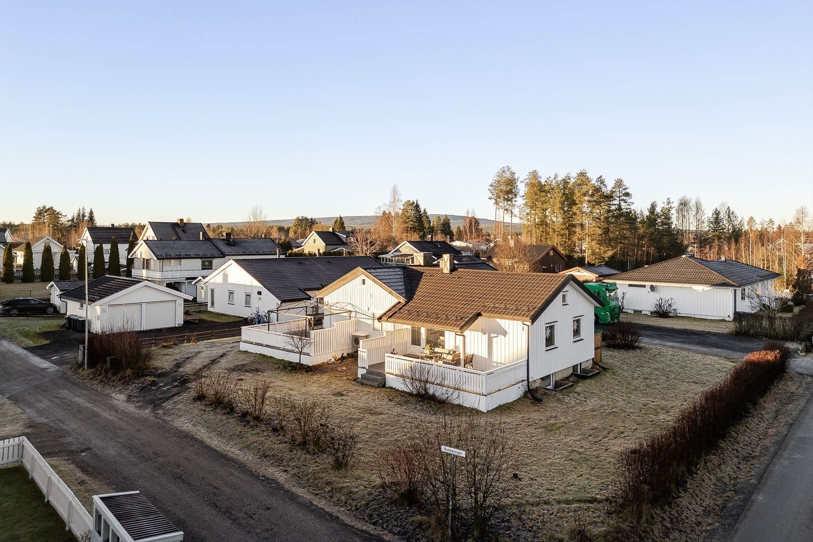 Eneboligen fra 1960 ble tilbygget i 1988 og består i dag av to leiligheter som er utleid. Galleribilde