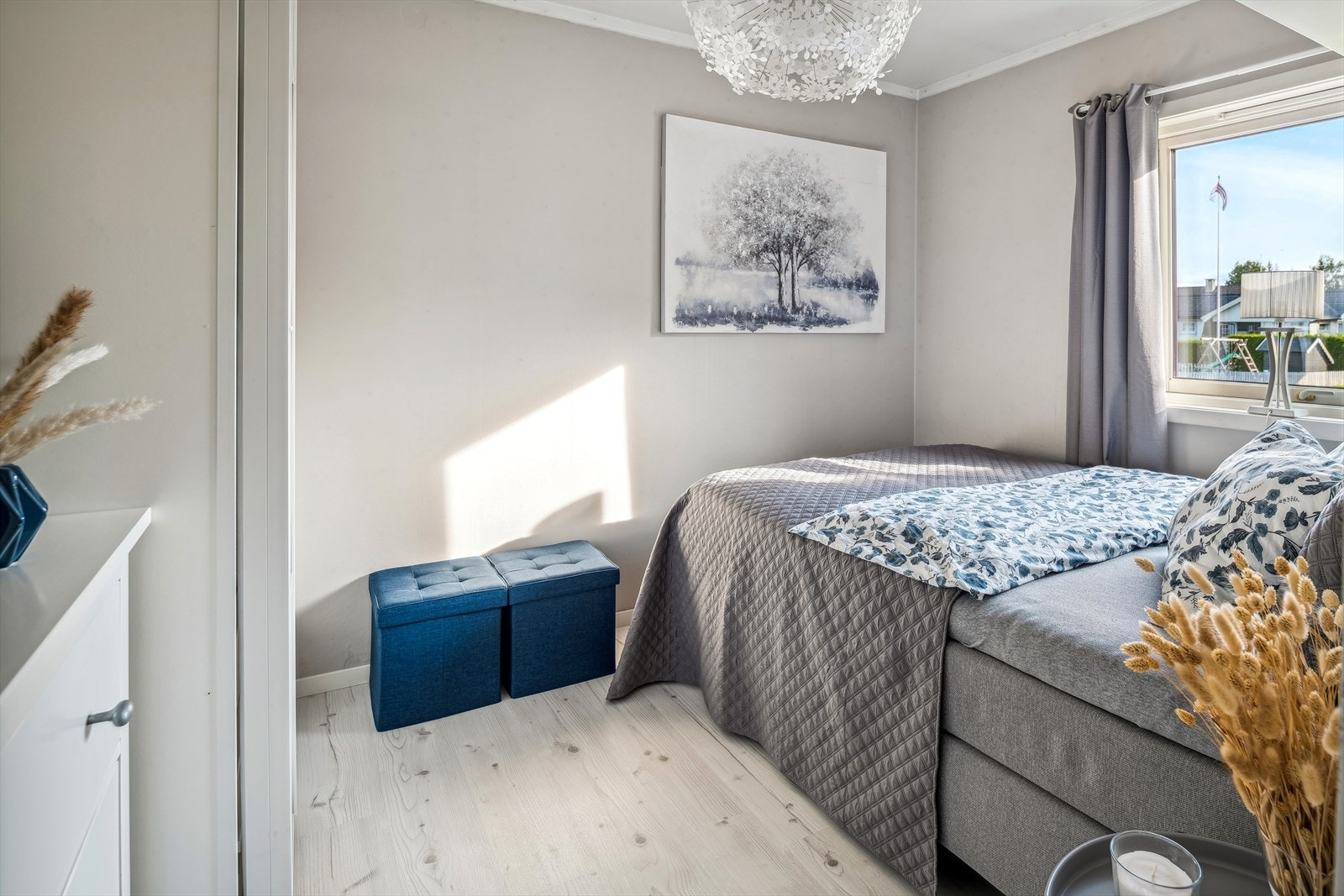 Soverom 2 har også plass til dobbeltseng og god oppbevaringsplass i skyvedørsgarderobe. Galleribilde